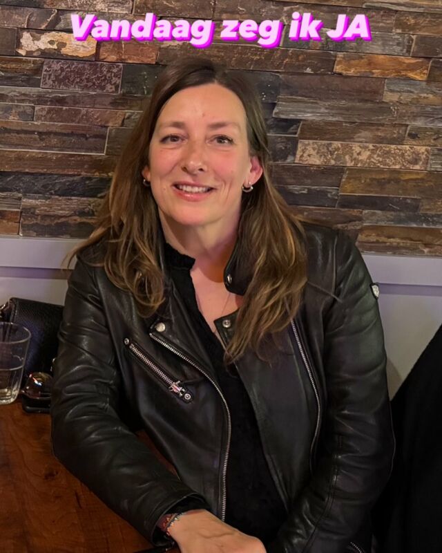 In mijn werk als Hypnotherapeut

Ben ik er het liefst voor iedereen

En ik heb bij de meest uiteenlopende klachten mensen heel goed kunnen helpen

Maar na een traject met een businesscoach

Werd me toch echt op het hart gedrukt te kiezen voor een specifieke doelgroep

En nu heb ik al veel van deze mensen geholpen

De keuze waar ik vandaag JA tegen zeg is 

Vrouwen die zich in de tweede helft van hun leven bevinden

Tussen de 45-55 jaar zijn

En op een punt zijn gekomen dat zichzelf opzij zetten, wegcijferen, zichzelf in de steek laten

Geen optie meer zijn

Maar de intense behoefte voelen om iets van hun eigen leven te maken

Ik wil en kan je daar met hart en ziel bij helpen!
Veel liefs, Alexandra ❤️
#tweedehelftvanjeleven #hypnotherapie #2025 #mindset #zelfvertrouwen #onzekerheid #onzeker #midlife #midlifewoman